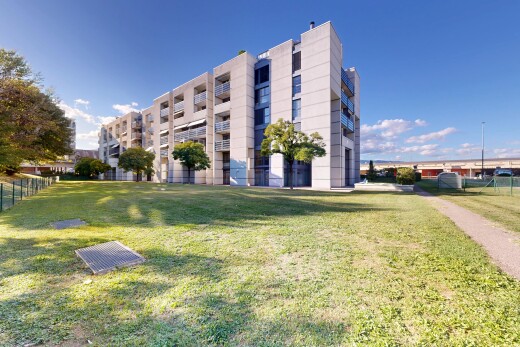 außenansicht mit day time, apartment complex view, blick auf wohnanlage, zaun, und from community