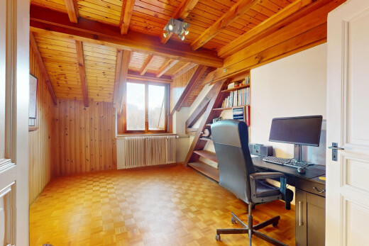 bureau avec lumière naturelle, radiateur, poutres apparentes, parquet, et télévision