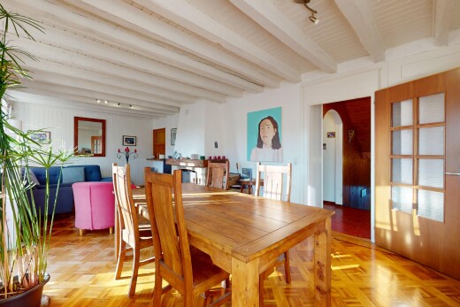 salle à manger avec parquet, poutres apparentes, et passerelles voûtées