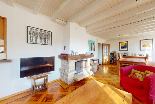 salon / salle à manger avec cheminée, parquet, télévision, et poutres apparentes
