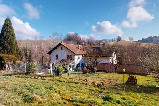 façade avec clôture, vue rurale, et pelouse