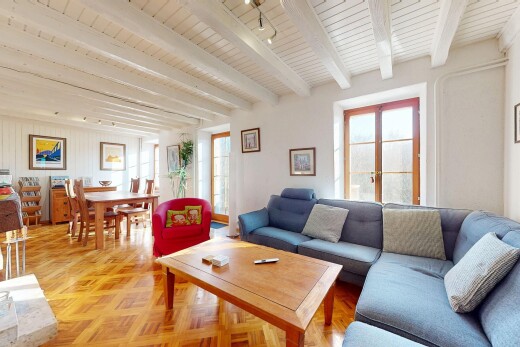 salon / salle à manger avec lumière naturelle, poutres apparentes, parquet, porte-fenêtre, et éclairage sur rail
