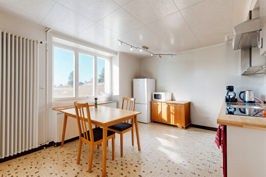 salle à manger avec lumière naturelle