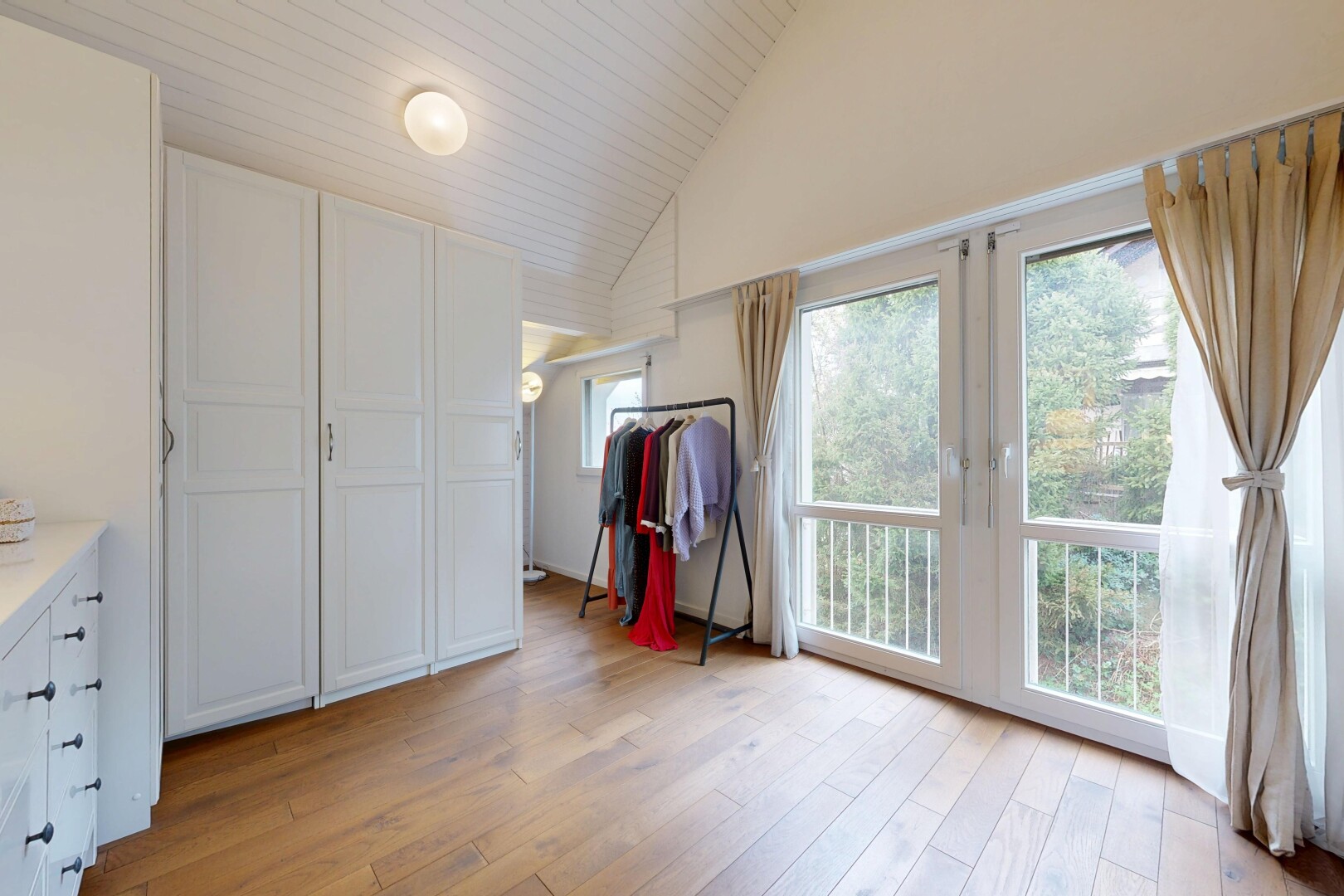 leerer raum mit dachschräge, vaulted ceiling, light floor, holzfußboden, und wood finish floor