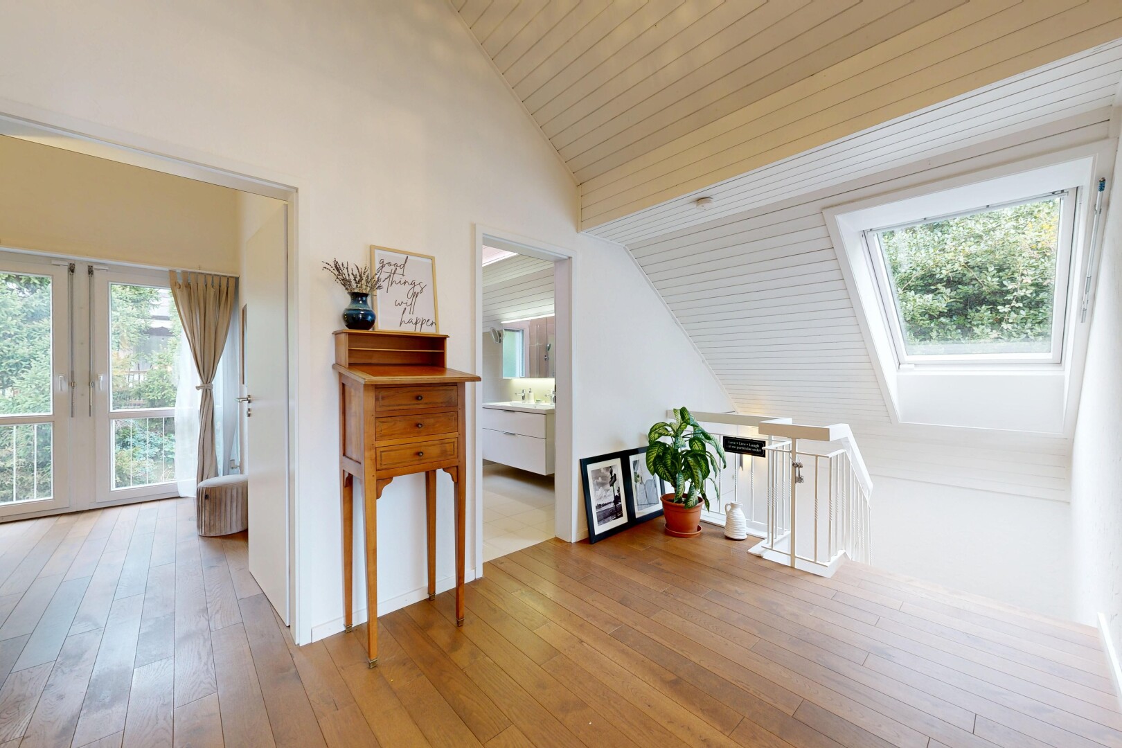 halle / korridor mit dachschräge, vaulted ceiling, holzdecke, wood ceiling, und natürliches licht
