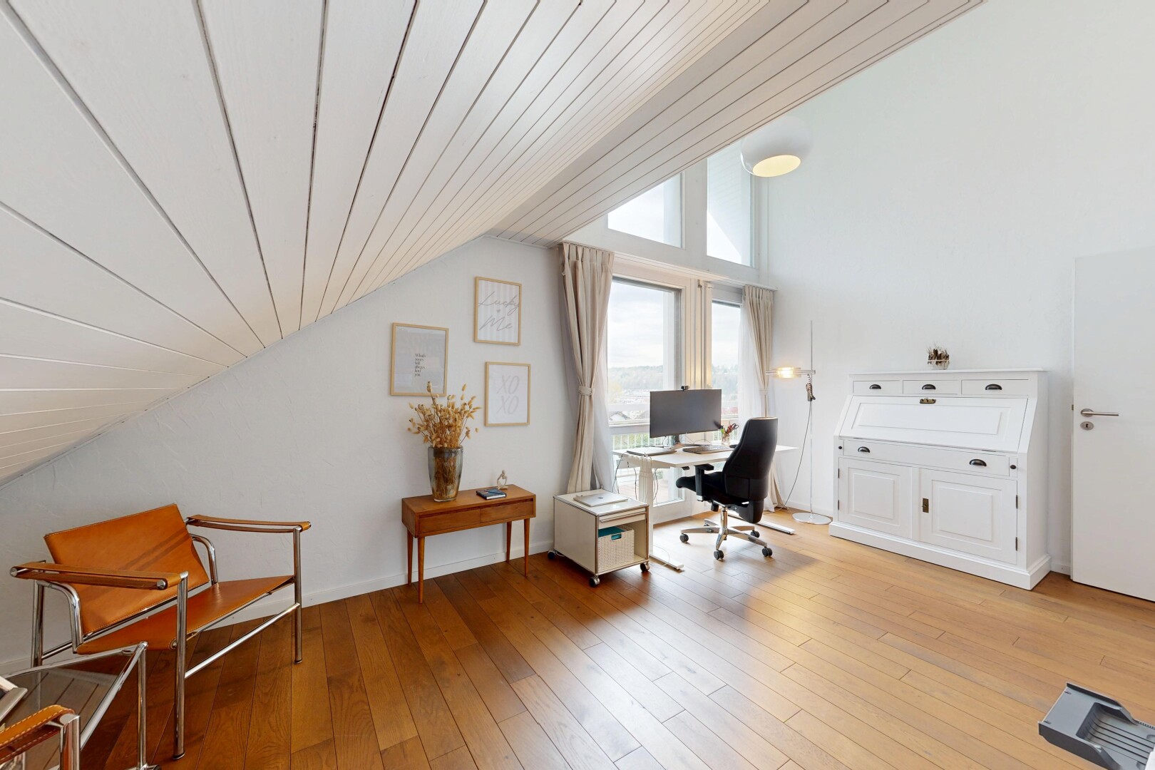 büro mit dachschräge, vaulted ceiling, bürobereich, holzfußboden, und inside property