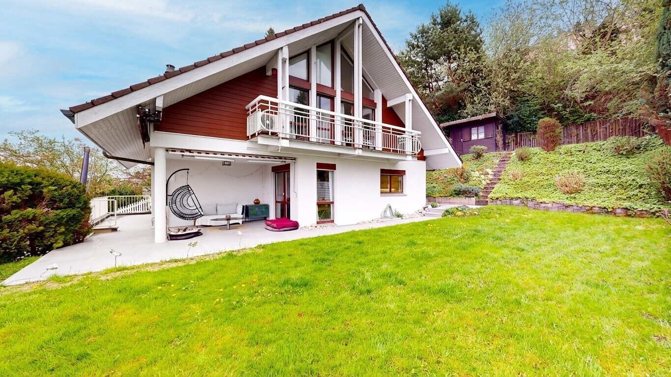 außenansicht mit terrasse, from property, day time, rasen, und balkon