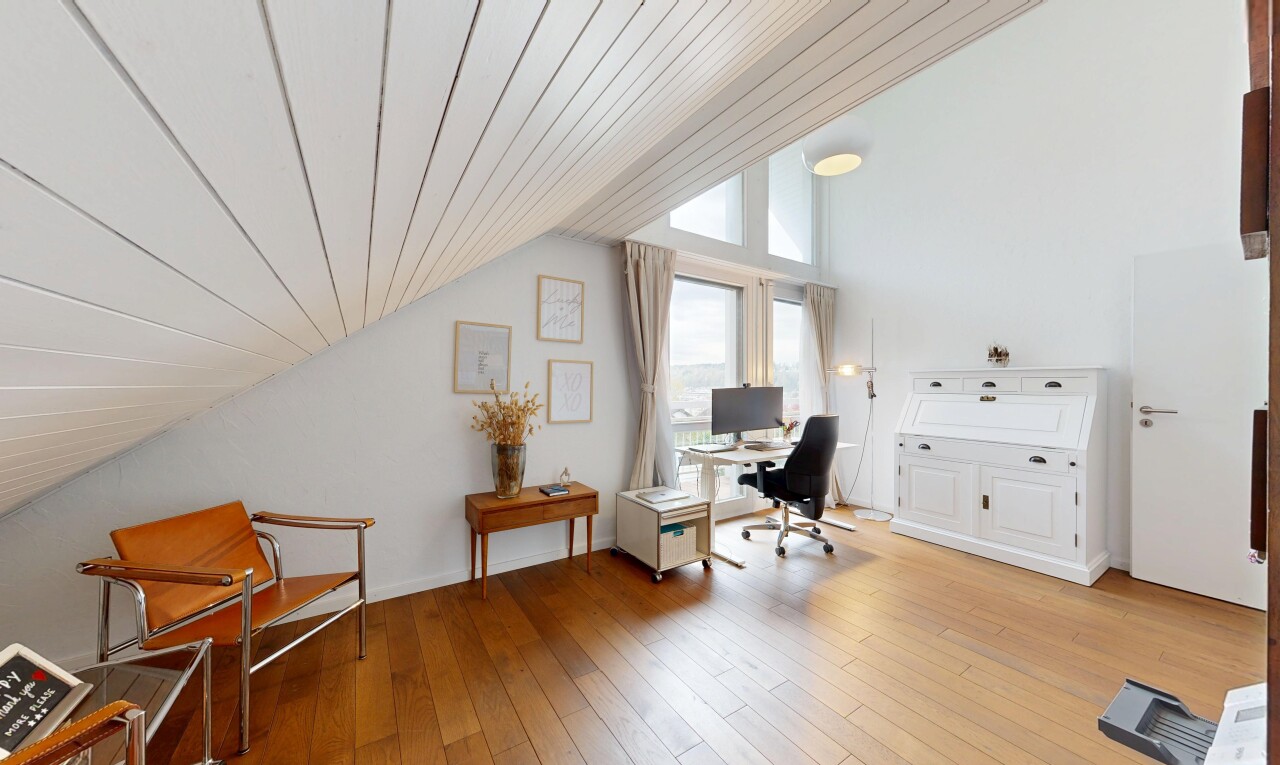 büro mit dachschräge, vaulted ceiling, bürobereich, holzfußboden, und inside property