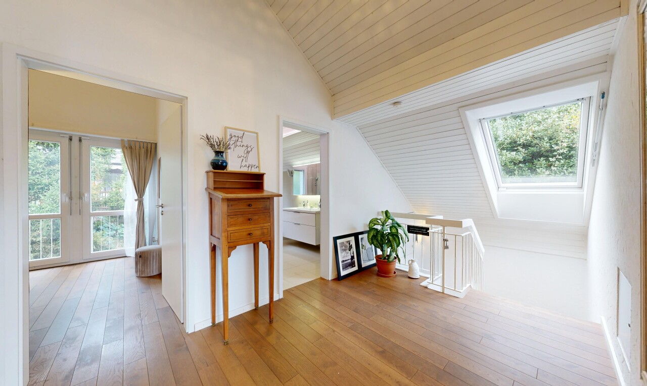 halle / korridor mit dachschräge, vaulted ceiling, holzdecke, wood ceiling, und natürliches licht