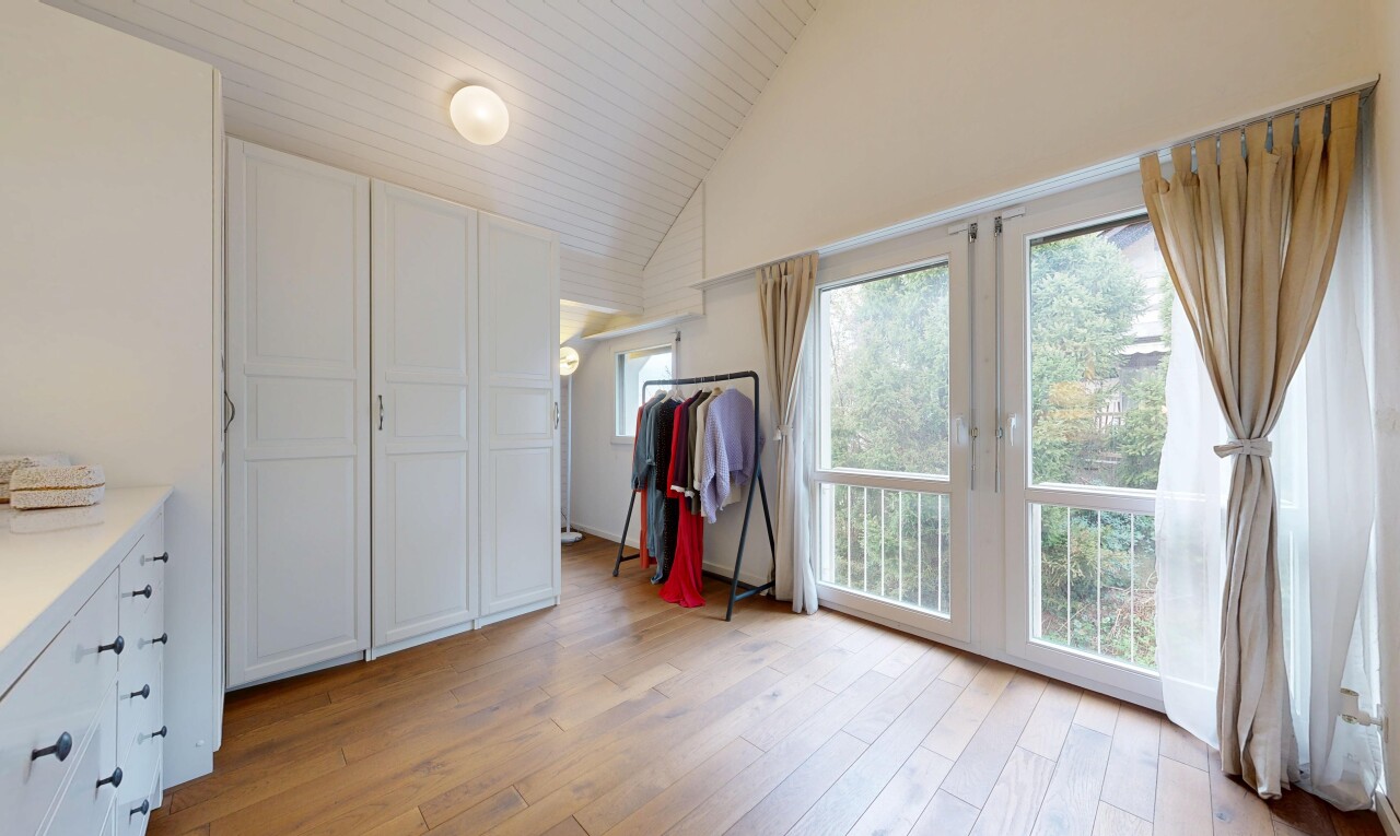 leerer raum mit dachschräge, vaulted ceiling, light floor, holzfußboden, und wood finish floor