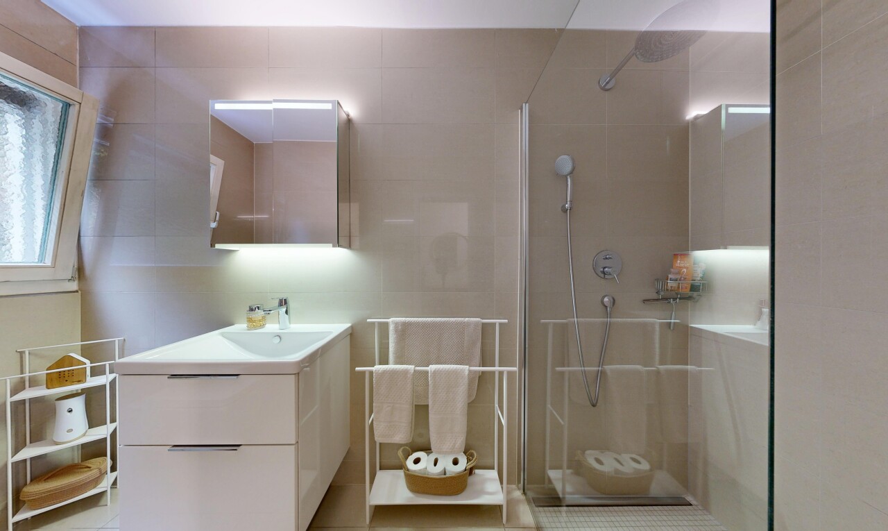 bad mit schminktisch, fliesenwand, tile wall, spiegel, und dusche