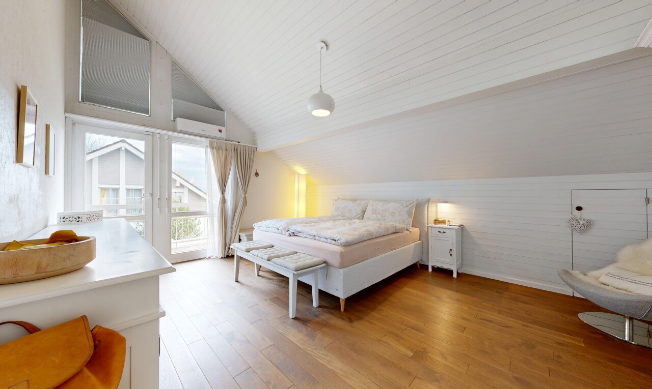 zimmer / schlafzimmer mit außenzugang, holzfußboden, wood finish floor, dachschräge, und vaulted ceiling