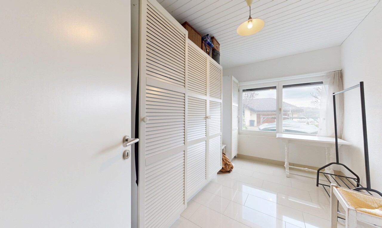 leerer raum mit gipskartonwand, drywall, fliesenboden, tile floor, und natürliches licht