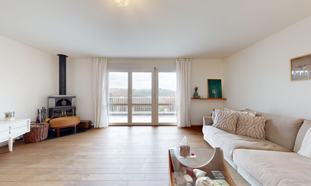 wohnzimmer mit gipskartonwand, drywall, natürliches licht, natural light, und inside property