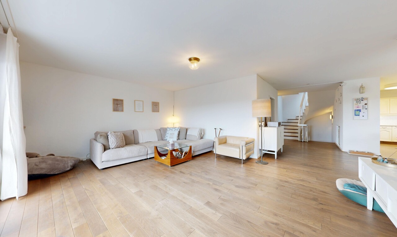 wohnzimmer mit treppen, inside property, gipskartonwand, drywall, und holzfußboden