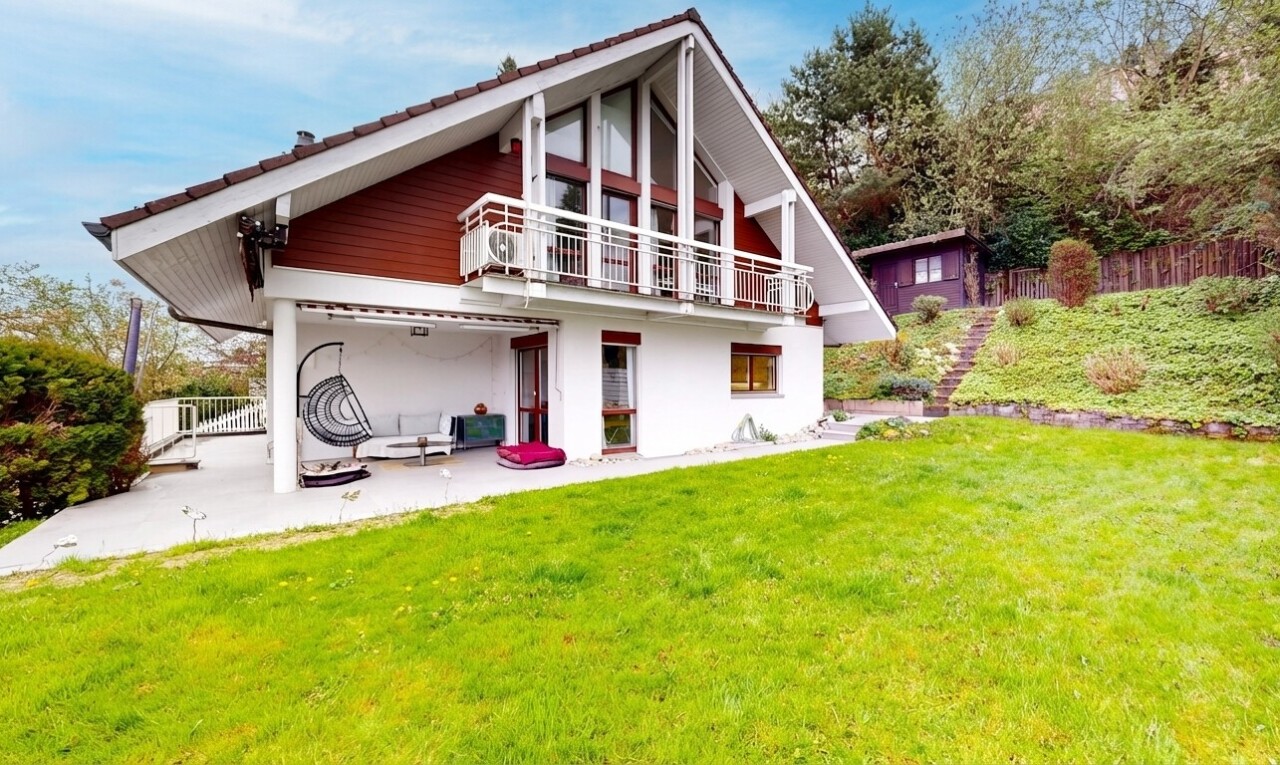 außenansicht mit terrasse, from property, day time, rasen, und balkon