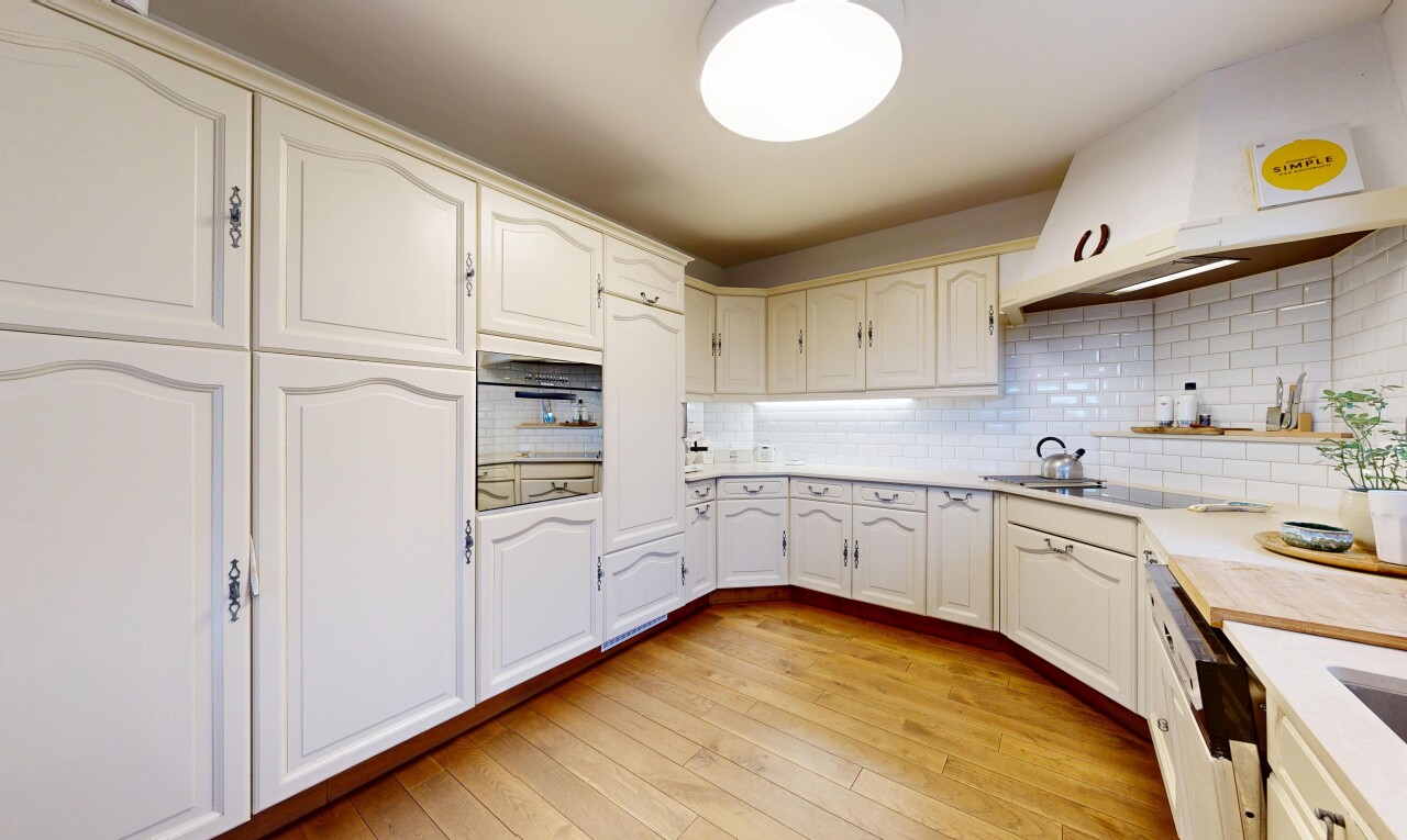 küche mit raised cabinets, hochgezogene schränke, arched cabinets, bogenförmige schränke, und light floor