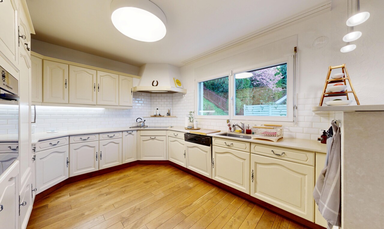 küche mit arched cabinets, bogenförmige schränke, raised cabinets, hochgezogene schränke, und light floor