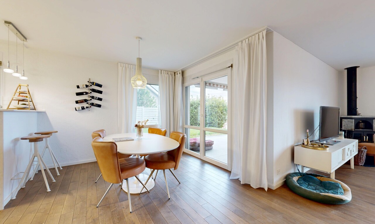 esszimmer mit holzfußboden, wood finish floor, fernseher, gipskartonwand, und natürliches licht