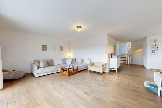 salon avec escaliers, inside property, cloison sèche, drywall, et sol en finition bois