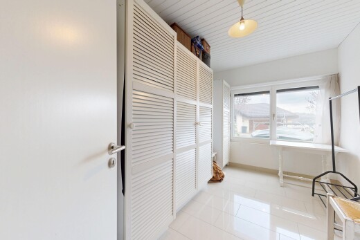 leerer raum mit gipskartonwand, drywall, fliesenboden, tile floor, und natürliches licht