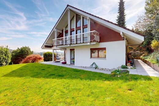 façade avec balcon, from property, day time, pelouse, et bardage en stuc