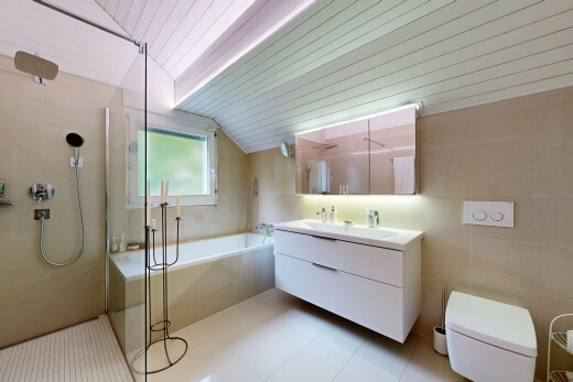 salle de bains avec bain, light floor, double vasque, douche, et salle de bain complète