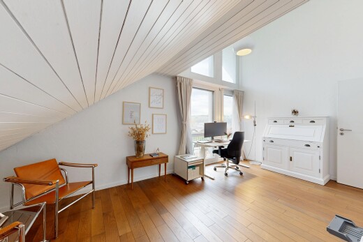 bureau avec plafond voûté, vaulted ceiling, espace bureau, sol en finition bois, et inside property