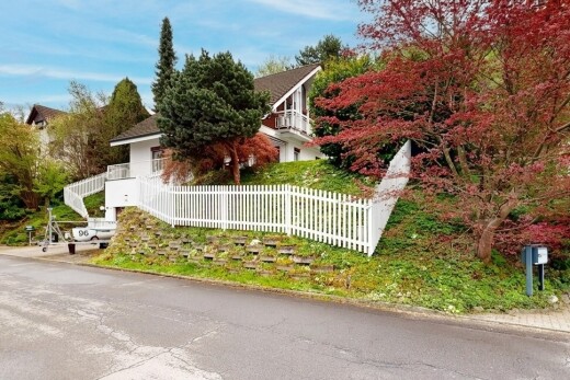 außenansicht mit zaun, day time, treppen, property visible, und balkon