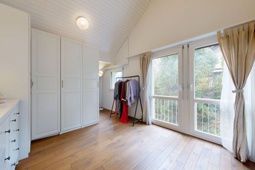 pièce vide avec plafond voûté, vaulted ceiling, light floor, sol en finition bois, et wood finish floor