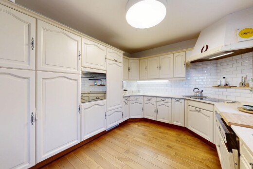 cuisine avec raised cabinets, armoires élevées, arched cabinets, armoires en arc, et light floor