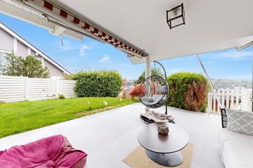 terrasse avec clôture, pelouse, day time, terrasse, et from property