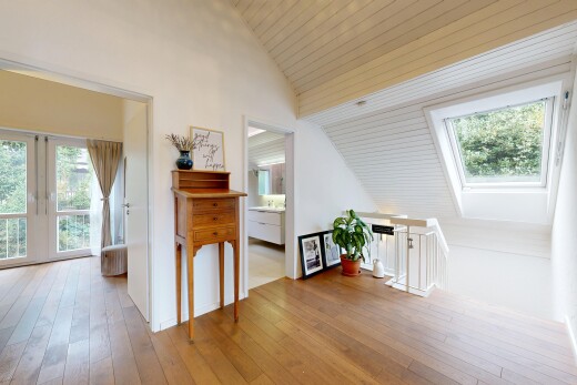 couloir avec plafond voûté, vaulted ceiling, plafond en bois, wood ceiling, et lumière naturelle