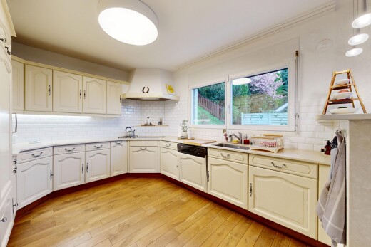 cuisine avec arched cabinets, armoires en arc, raised cabinets, armoires élevées, et light floor