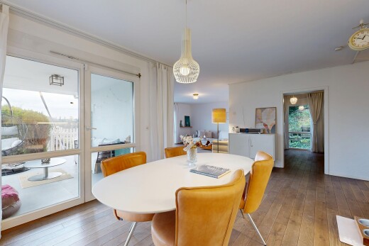 salle à manger avec sol en finition bois, wood finish floor, hardwood floor, cloison sèche, et drywall