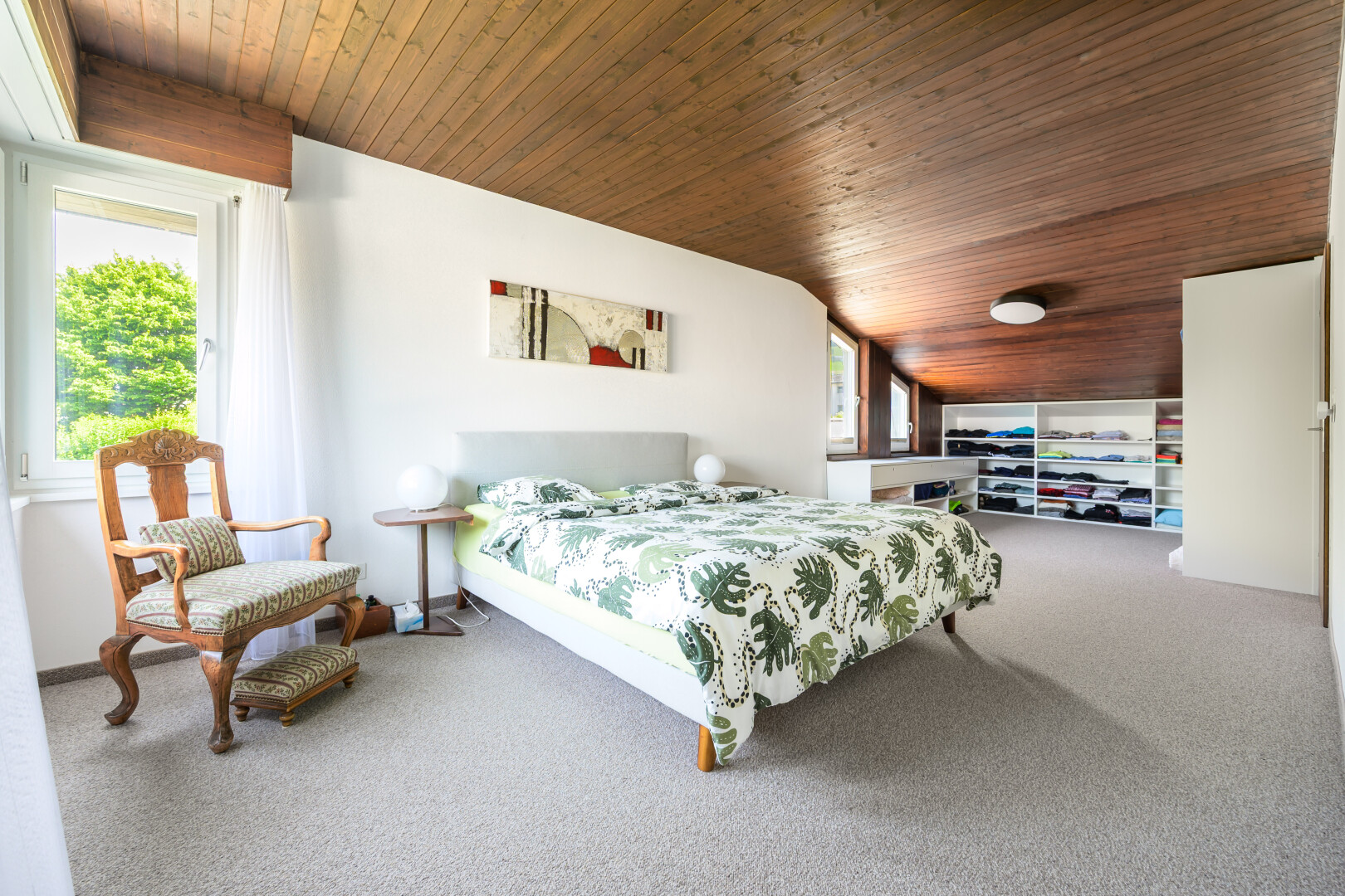 chambre avec lumière naturelle, natural light, plafond en bois, wood ceiling, et moquette