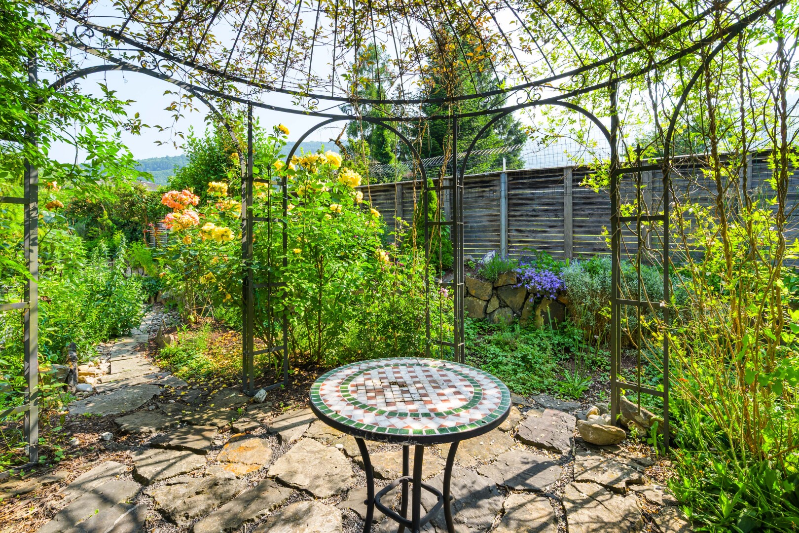 jardin avec clôture et terrasse