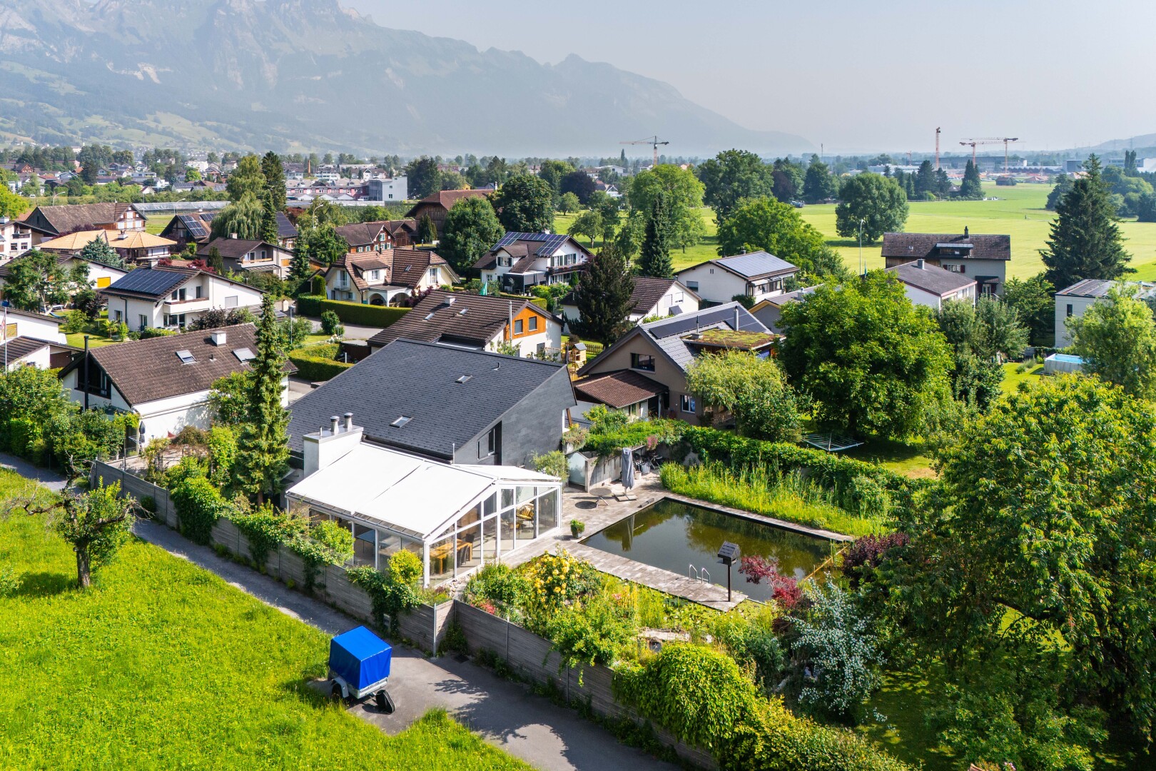 façade avec day time, residential view, vue résidentielle, mountain view, et vue sur la montagne