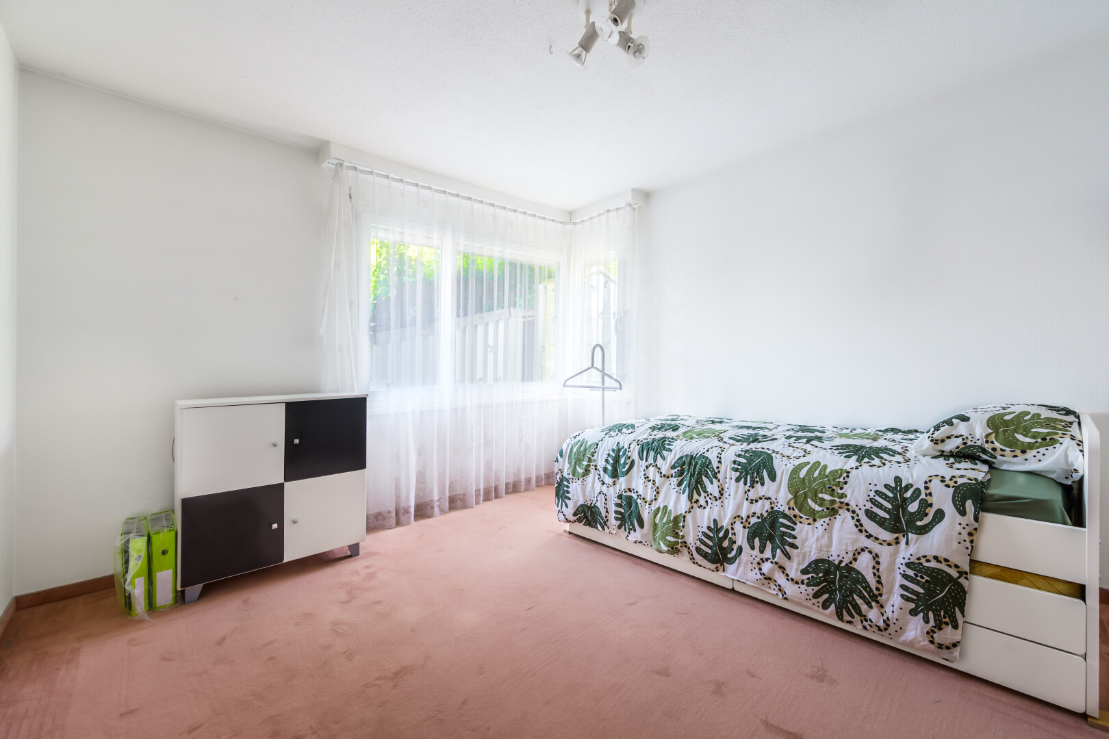 chambre avec moquette, carpet, cloison sèche, drywall, et lumière naturelle