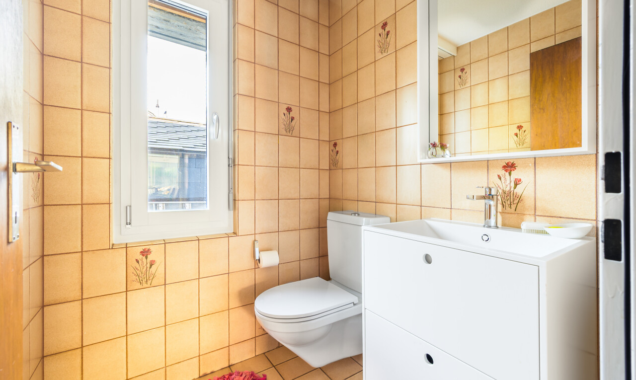 salle de bains avec mur en carrelage, tile wall, inside property, toilette, et lavabo (ou coiffeuse selon le contexte)