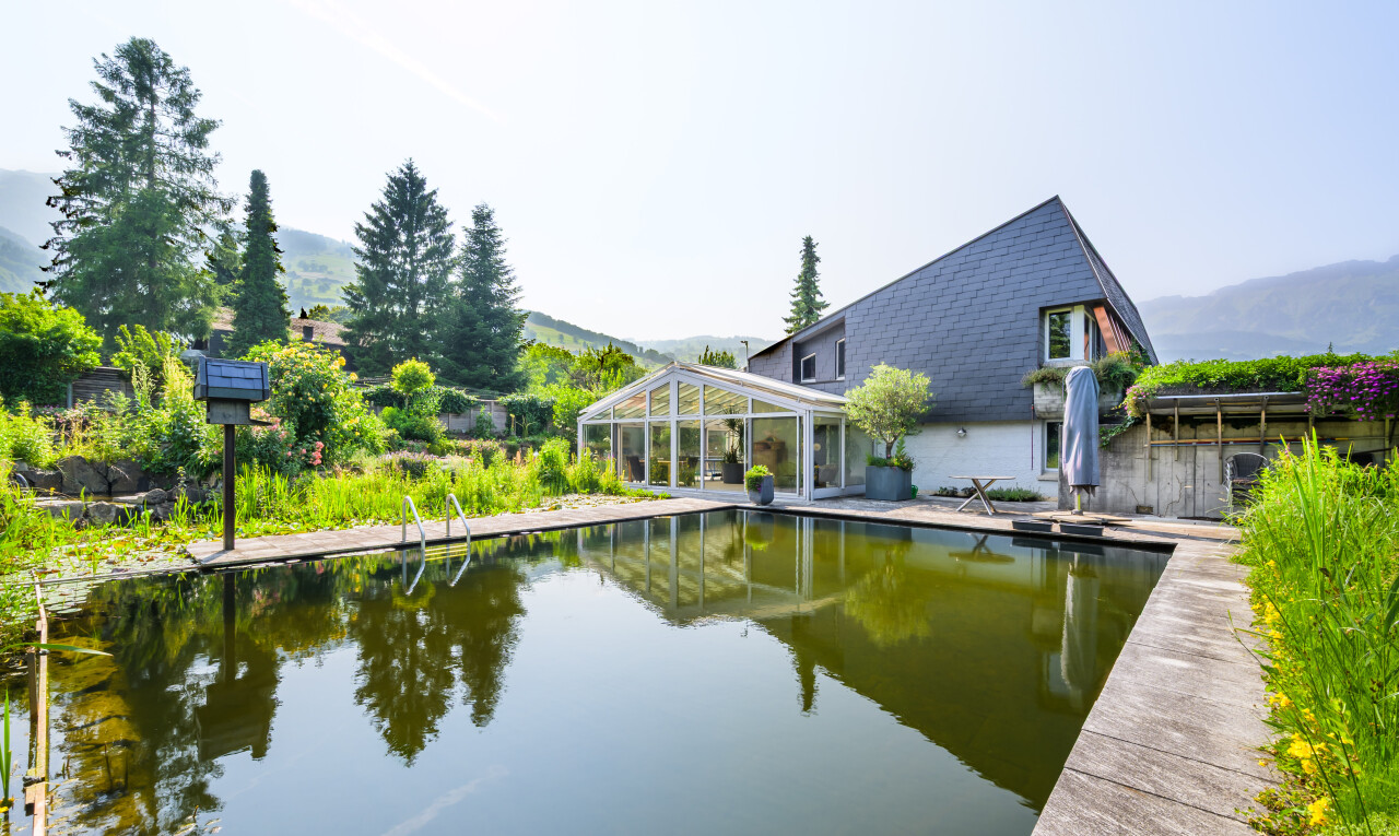 seesicht mit property visible, mountain view, blick auf die berge, dock, und uferschutzwand