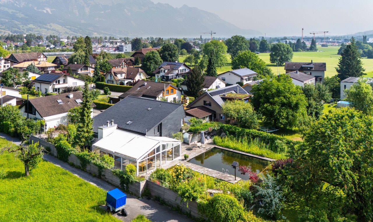 façade avec day time, residential view, vue résidentielle, mountain view, et vue sur la montagne