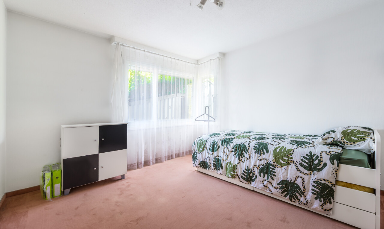 chambre avec moquette, carpet, cloison sèche, drywall, et lumière naturelle