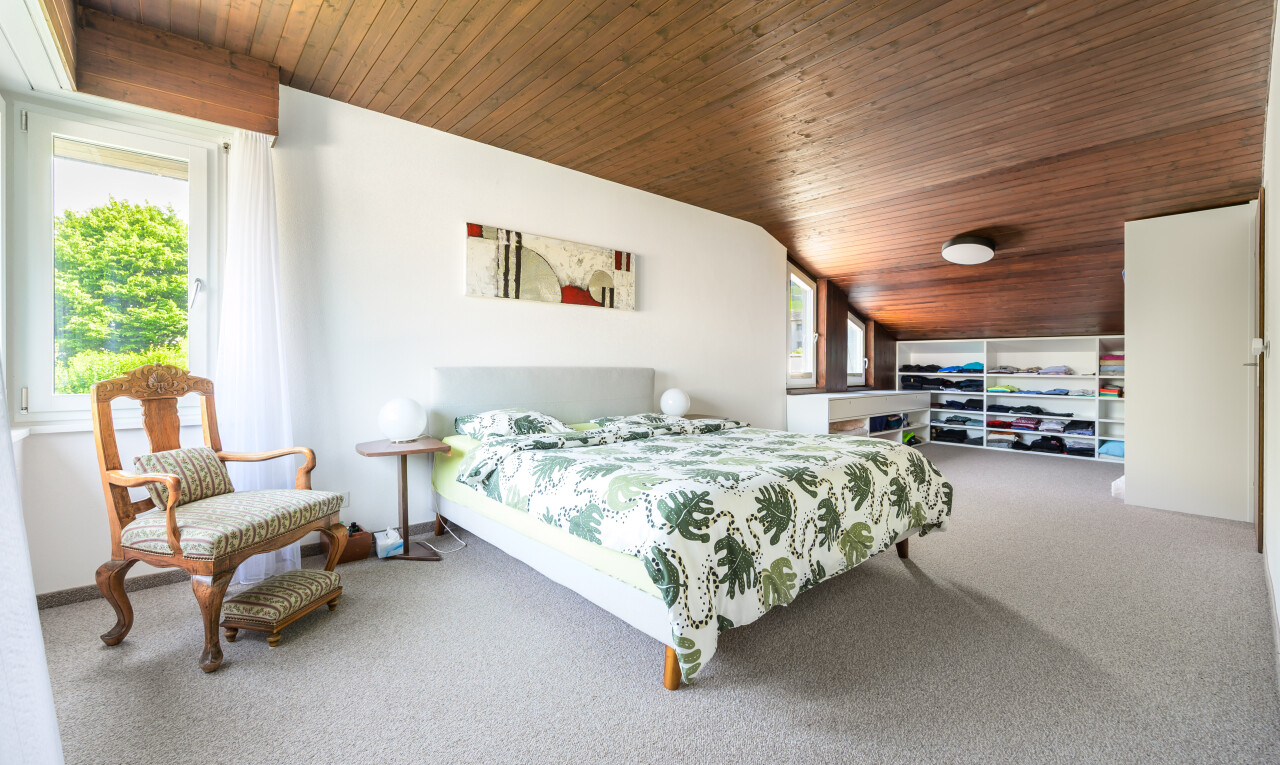 chambre avec lumière naturelle, natural light, plafond en bois, wood ceiling, et moquette
