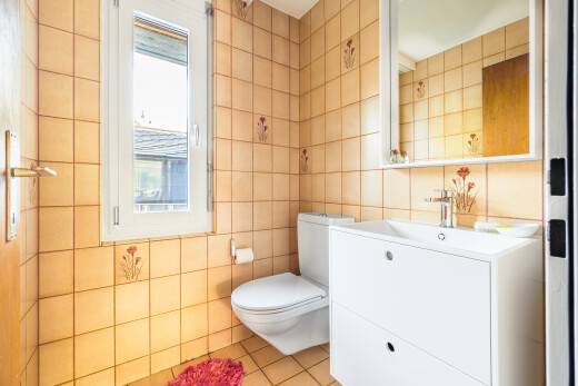 salle de bains avec mur en carrelage, tile wall, inside property, toilette, et lavabo (ou coiffeuse selon le contexte)