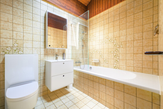 salle de bains avec tile wall, mur en carrelage, inside property, tile tub, et douche-bain combinés