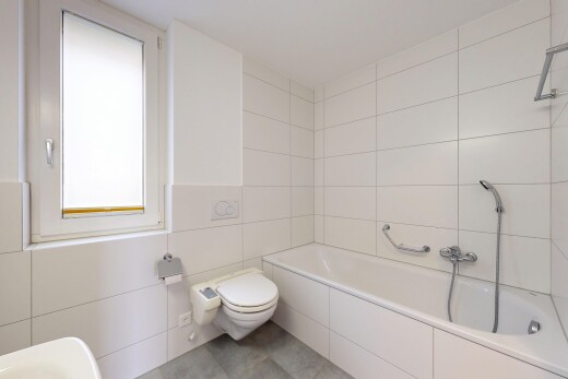 salle de bains avec tile wall, mur en carrelage, salle de bain complète, inside property, et natural light