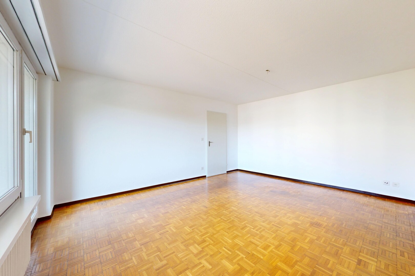 leerer raum mit gipskartonwand, drywall, holzfußboden, wood finish floor, und inside property