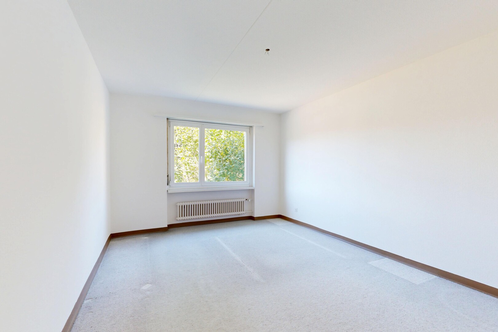 leerer raum mit kühler, teppich, carpet, gipskartonwand, und drywall