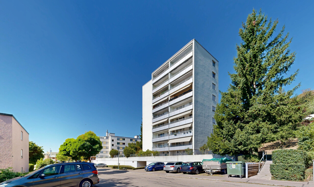 außenansicht mit parkplatz, blick auf wohnanlage, apartment complex view, day time, und from community